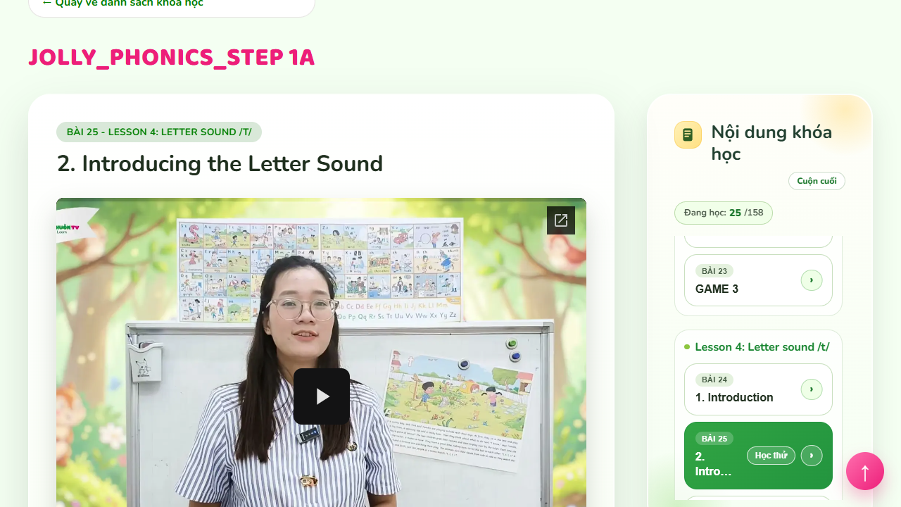 Màn hình khóa học với video bài học và danh sách nội dung
